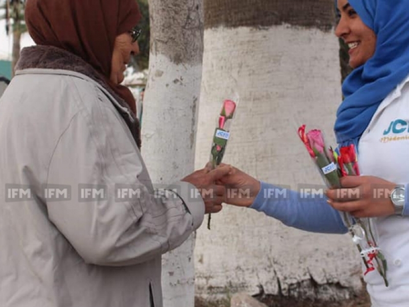 مدنين -بالصور: الغرفة الفتية الاقتصادية تهني على طريقتها المرأة في عيدها