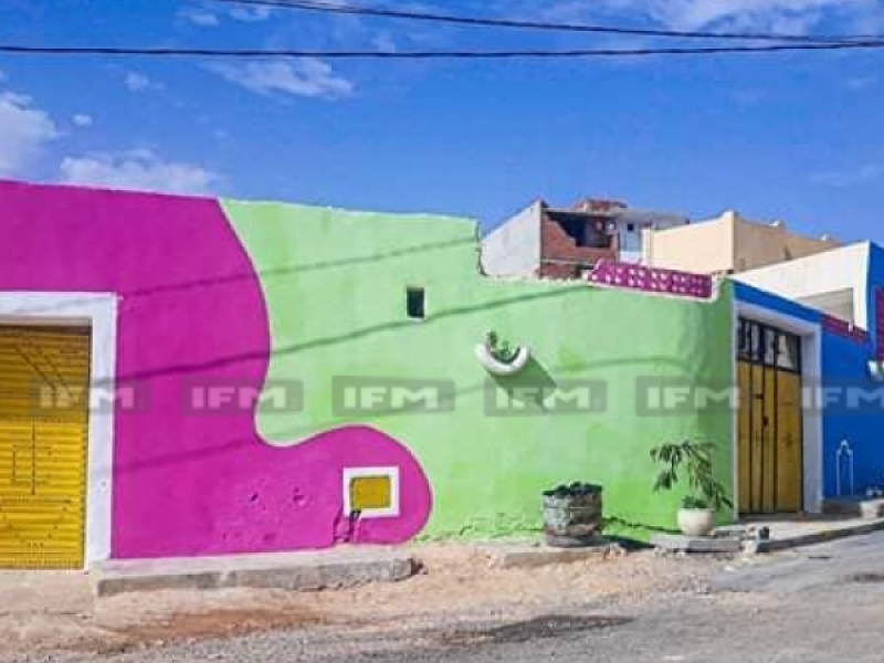 مدنين: فنان تشكيلي يحول حيه إلى لوحة فنية