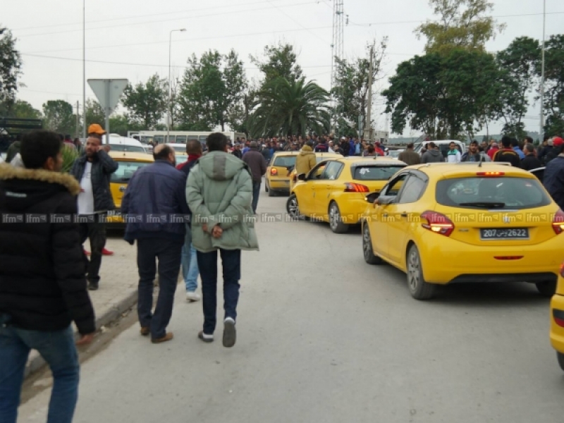 تشييع جثمان سائق التاكسي ضحية الاعتداء بحجارة إلى مقبرة بجاوة بحضور وزير النقل