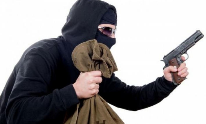 ملثم يقتحم فرعا بنكيا في حلق الوادي