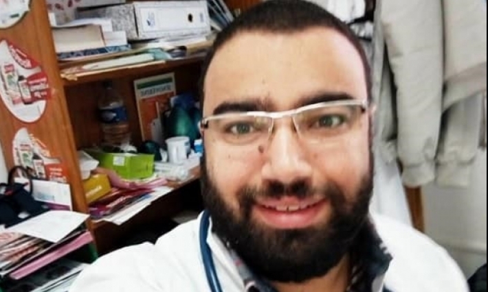 أجرته الشهرية 314 دينارا: طبيب فلسطيني يحاول الانتحار حرقا أمام وزارة الصحة 
