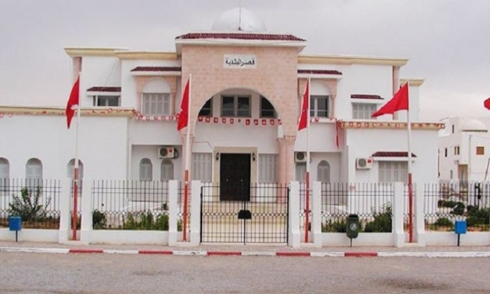 أنصار رئيس قائمة نداء تونس ببلدية الصخيرة يجابهون محاولة السلط الأمنية تنصيب رئيس قائمة الأمانة على رأس المجلس البلدي