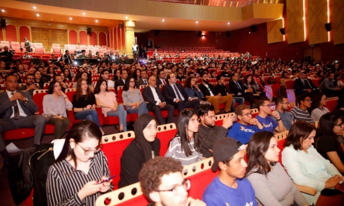 في حوار جمعه بمئات الشباب بمدينة الثقافة: الشاهد يدعو إلى تغيير العقليات ويشدد على ضرورة ترسيخ ثقافة المبادرة الفردية