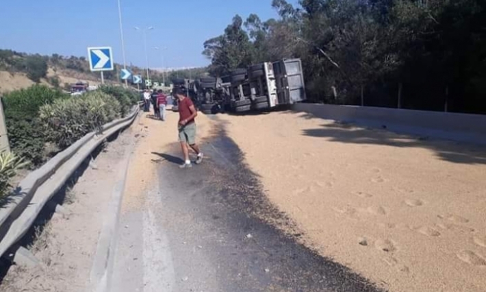 حادث انقلاب شاحنة محملة بالحبوب على مستوى النحلي يخلف اكتظاظا مروريا كبيرا