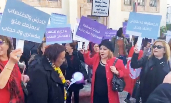 بقرع أوعية الطبخ ورفع المكانس مسيرة صامتة تجوب شوارع صفاقس لمناهضة العنف ضد النساء