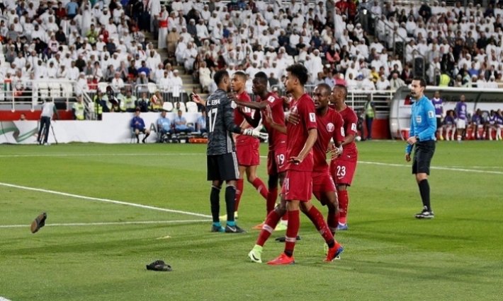 الجزيرة تستفز الإماراتيين: منتخبنا اكتفى برباعية في مرماكم 