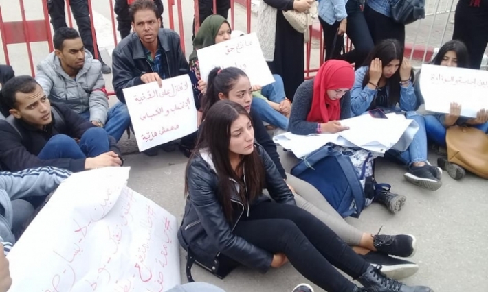 صفاقس: وقفة احتجاجية لعدد من الطلبة أمام مقر الولاية للمطالبة بإرجاع مناظرة "الكاباس"