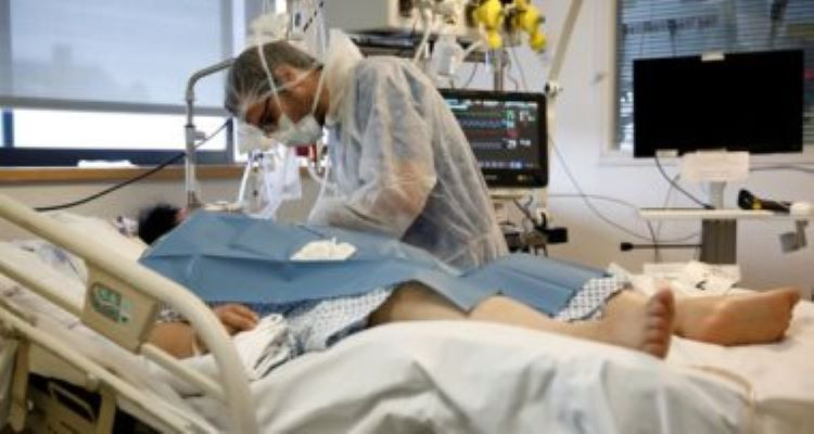 الإمارات تسجل 300 إصابة جديدة بفيروس كورونا