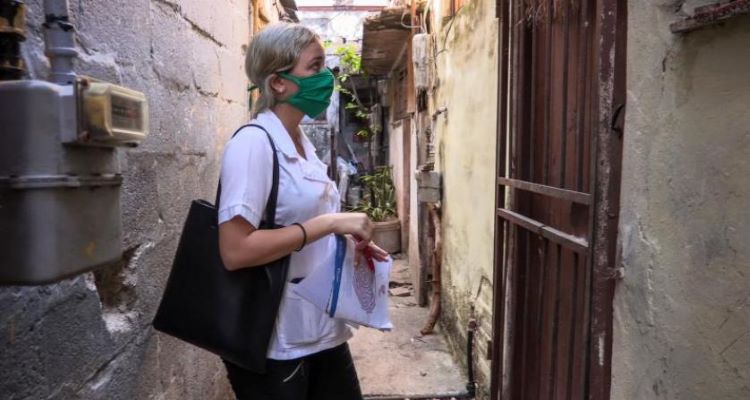 طلاب الطب في كوبا يجولون بالمنازل بحثاً عن إصابات كورونا