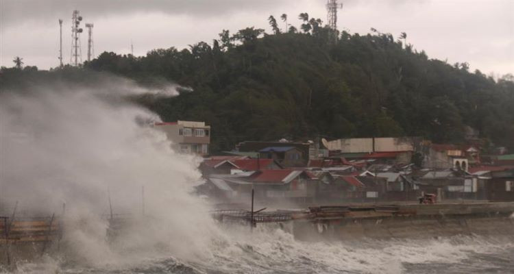 اعصار قوي يجبر 140 ألف شخص على مغادرة منازلهم في الفيليبين