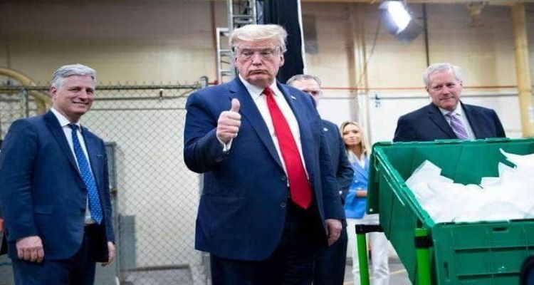 ترامب في مصنع للكمامات دون كمامة