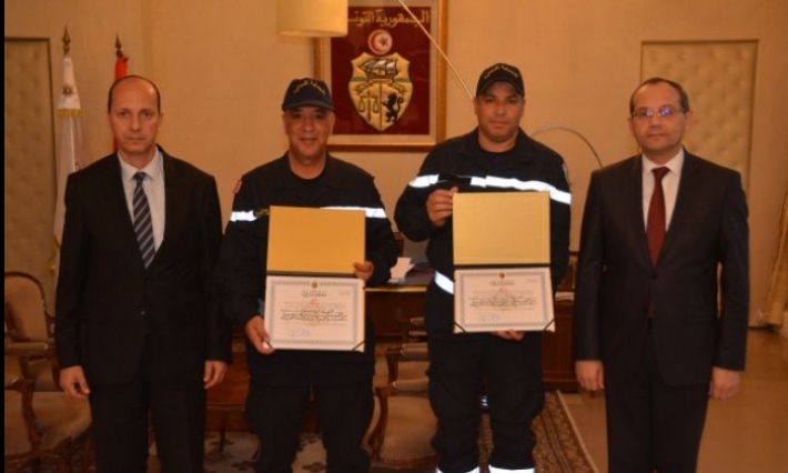 إنقاذ فتاة من الأوحال بقليبية: وزير الداخلية يُكرّم إطارين من الحماية المدنية