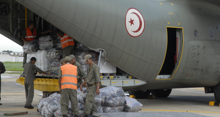 Arrivée de l'avion transportant des équipements médicaux