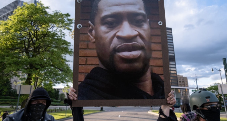 Mort de George Floyd : un policier désormais inculpé d'homicide volontaire