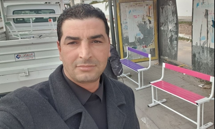 عمل تطوعي جديد: كريم عرفة يركز مقاعدا ملونة بمحطات الحافلات
