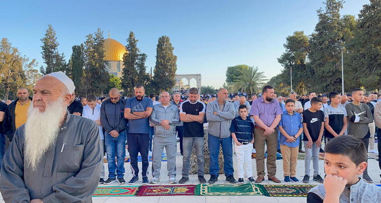 100 ألف فلسطيني أدّوا صلاة عيد الفطر في المسجد الأقصى