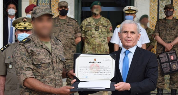 وزير الدفاع يكرّم العسكريين الذين شاركوا في عهملية القضاء على 5 ارهابيين