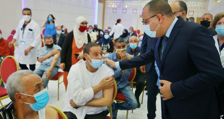 رئيس الحكومة يعاين تجاوزات في مركز التلاقيح بقصر المؤتمرات