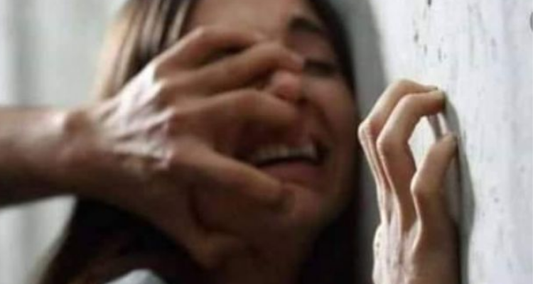 بومهل: زوج يدخل اصابعه في عيني زوجته ويقتلعهما امام أبنائها