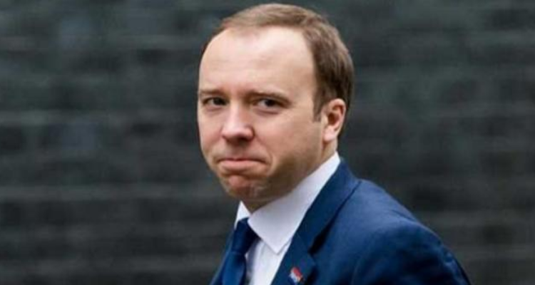 قُبلة تطيح بوزير الصحة البريطاني