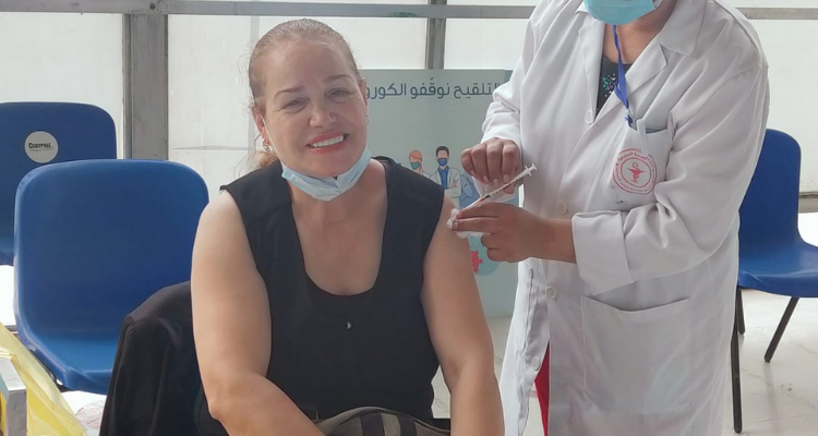 الممثلة دليلة مفتاحي تتلقى الجرعة الأولى من تلقيح كورونا