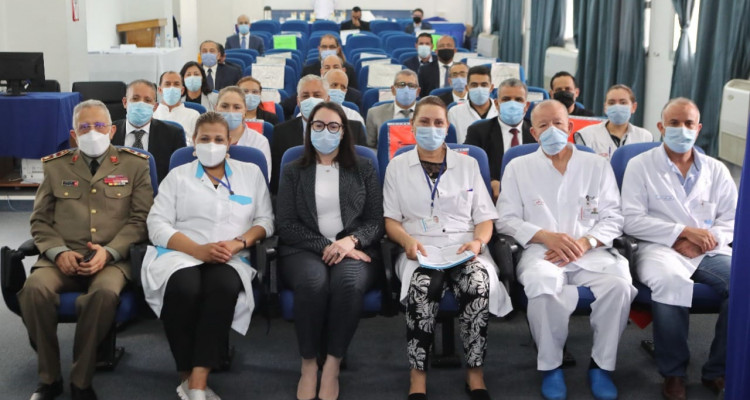 أعضاء ديوان رئاسة الجمهورية يتلقون الجرعة الأولى من لقاح كورونا (صورة)