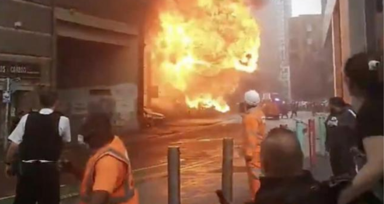 لندن: اندلاع حريق كبير قرب محطة قطارات