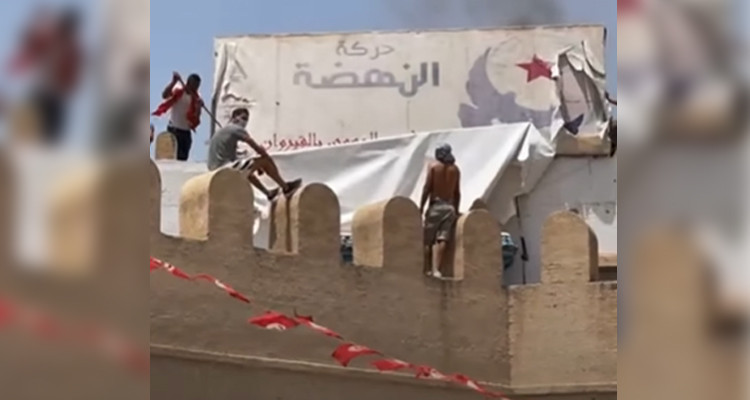 القيروان:حرق لافتة حركة النهضة ومحاولة اقتحام مقرها