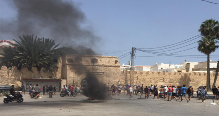 المنستير: مواجهات بين الامن والمحتجين واستعمال مكثف للغاز المسيل للدموع