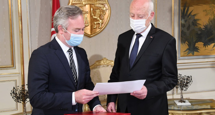 فرنسا  تعلن عن منح تونس 500 ألف جرعة جديدة من لقاح كورونا