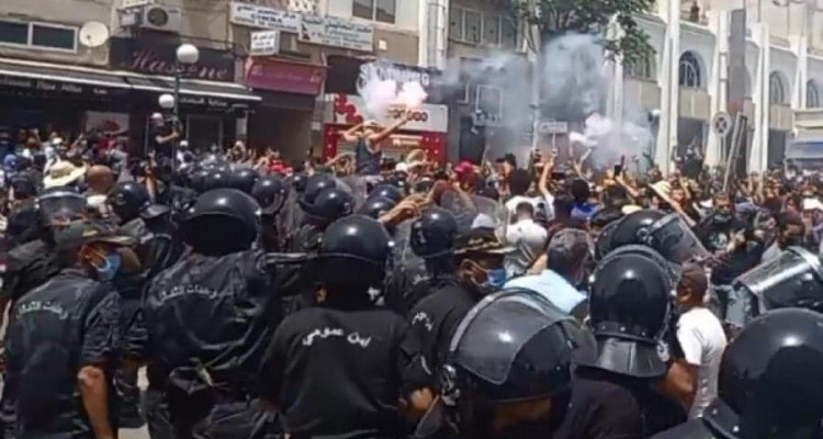 مناوشات بين الأمنيين والمتظاهرين في باردو