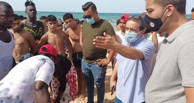 اكتظاظ بشاطئ المرسى ورئيس البلدية يتدخل رفقة الأمن