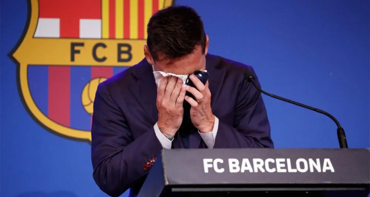 ميسي يودّع برشلونة بالدموع