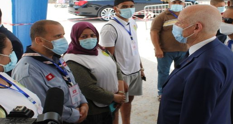رئيس الجمهورية يؤدي زيارة إلى مركز التلقيح بمعهد فرحات حشاد برادس