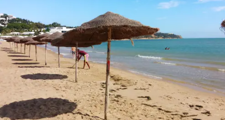 في حملة مشتركة بشط مريم : حجز 22 ''باراسول'' وكراسي وطاولات
