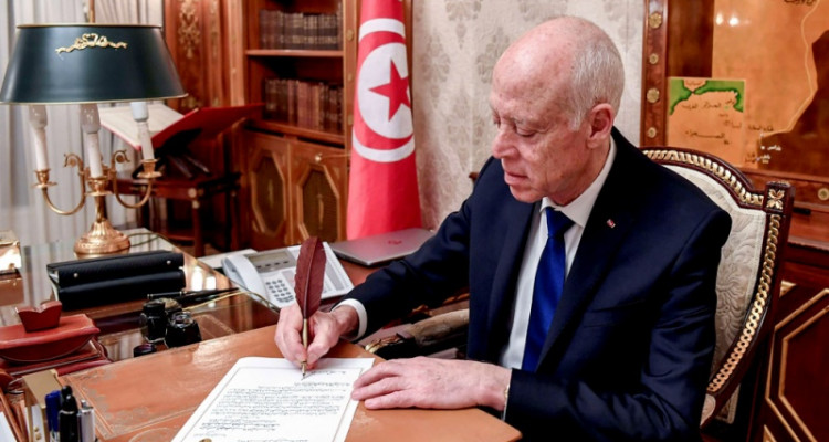 جمعية النساء الديمقراطيات تعبّر عن رفضها لقرارات قيس سعيد
