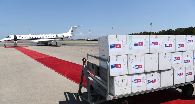 تونس تتسلّم من اليونان 100 ألف جرعة من لقاح كورونا