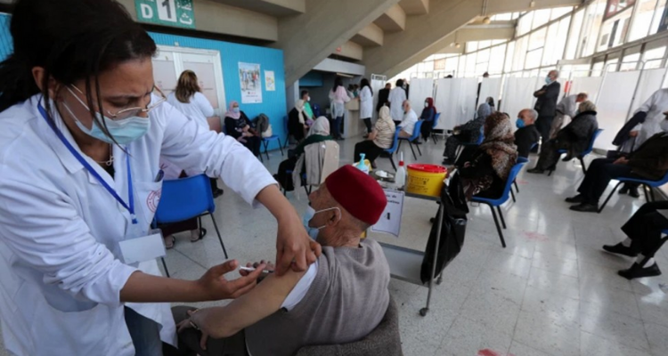 اللجنة العلمية توافق على تطعيم الفئة العمرية 75 سنة بالجرعة الثالثة