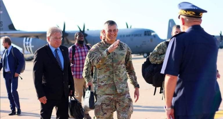 مطار العوينة : وفد عسكري يلتقي آمر القيادة العسكرية الأمريكية لإفريقيا