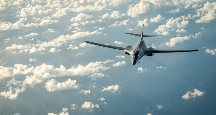 مقاتلة روسية تعترض قاذفة أمريكية فوق بحر اليابان