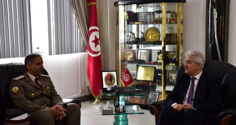 وزير الدفاع يلتقي قائد القوات البرية الأميرية القطرية