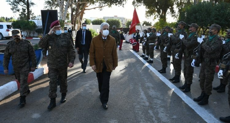 وزير الدفاع يؤدي زيارة تفقدية إلى القاعدة العسكرية ببوفيشة