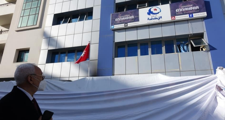 بعد حادثة الحرق: الغنوشي يزور مقر النهضة  ويعاين الأضرار