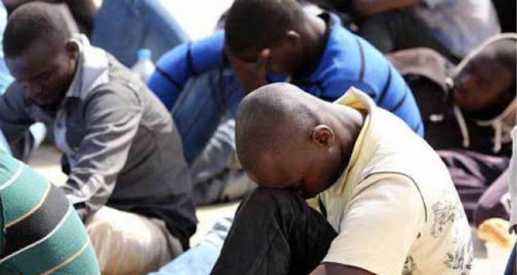 أريانة: 8 أفارقة أصيلي جنوب الصحراء يحاولون قتل شاب  تونسي طعنا بسكين