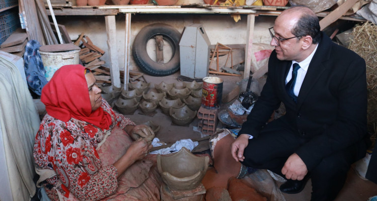 وزير الشؤون الاجتماعية  يقدّم مساعدات مالية لحرفيات حي هلال