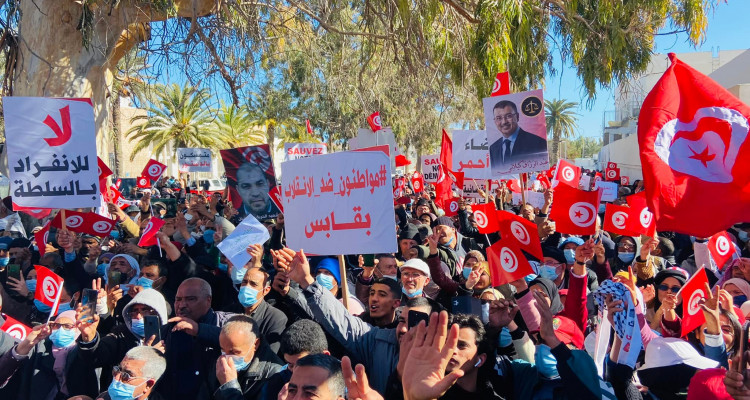 قابس: مواطنون ضد الانقلاب ينفّذون وقفة احتجاجية