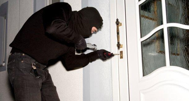 العاصمة: ضبط منحرف محكوم ب4 سنوات سجن بصدد سرقة شقة