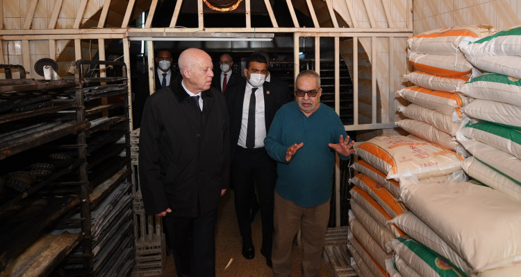 صاحب مخبزة لقيس سعيد: "باش نسكر اذا تتواصل ازمة الفارينة"