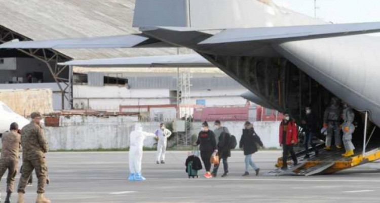 وزارة الخارجية :  برمجة رحلتين  اليوم لاجلاء 320 تونسيا من اوكرانيا
