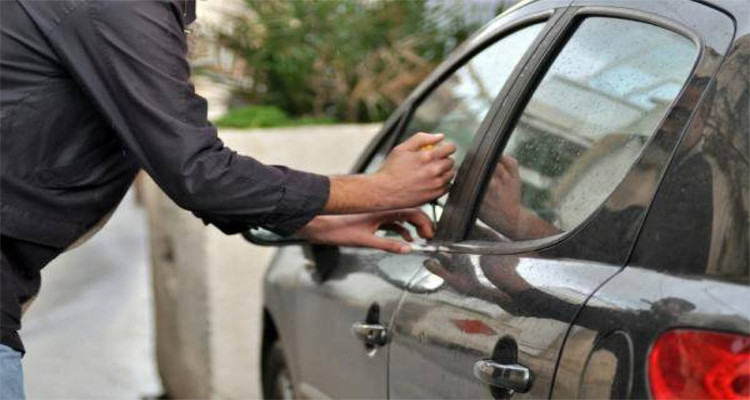 الاطاحة بشبكة مختصة في سرقة السيارات وتفكيكها